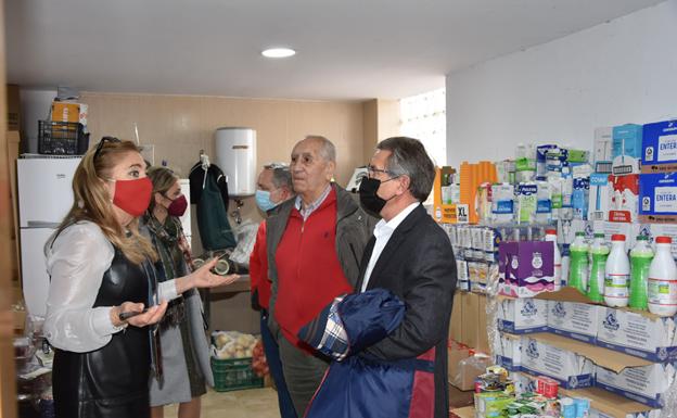 Carmen Garcia Marcos muestra las instalaciones de Caritas a alcalde Manolo Gavilán 