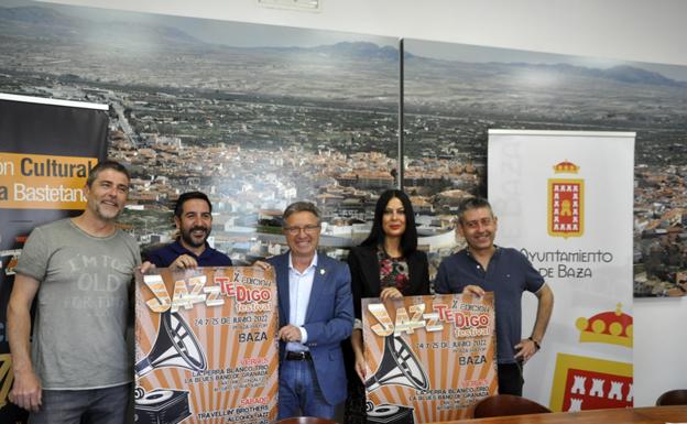 Miembros de Algaraba Bastetana con el alcalde de Baza y la edil de Cultura