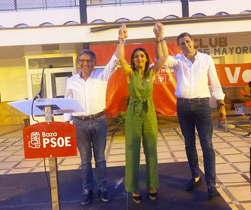 Olga Manzano con Manolo Gavilán y Pedro Fernández en el cierre de campaña en Baza 