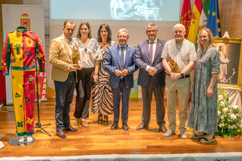 Las asociaciones premiadas junto a los alcaldes de Baza y Guadix y concejalas 