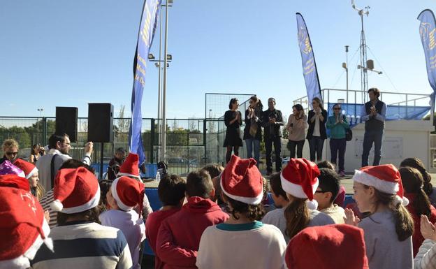 Alumnos de diferentes centros educativos disfrutan de la Fiesta del Deporte desde el Pabellón de El Ejido, en diciembre del pasado año. /E. GRANJA