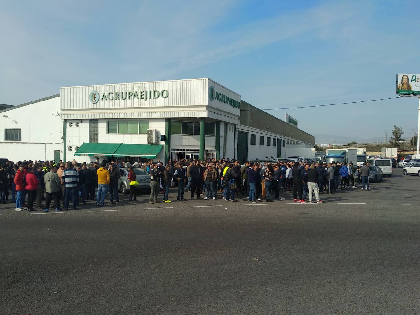 Miembros de las principales organizaciones agrarias y representantes del PP, Ciudadanos y Vox se concentran en el Polígono La Redonda de El Ejido por la crisis de rentabilidad de los productos hortofrutícolas.
