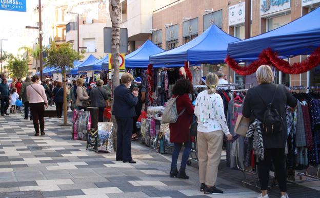 El Ejido vive un domingo de compras y solidario con el Mercado Navideño