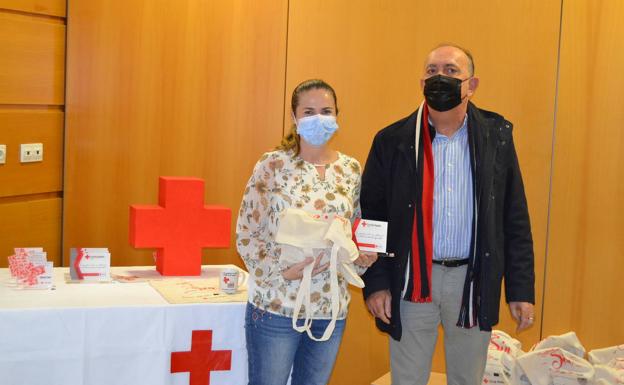 Inmaculada Acién, periodista de IIDEAL y Javier Balaguer Palmero, vicepresidente de Cruz Roja en El Ejido, con el reconocimiento. 