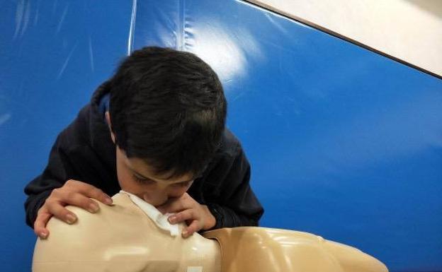 El Hospital de Poniente impulsa un nuevo programa de formación a escolares en técnicas de reanimación