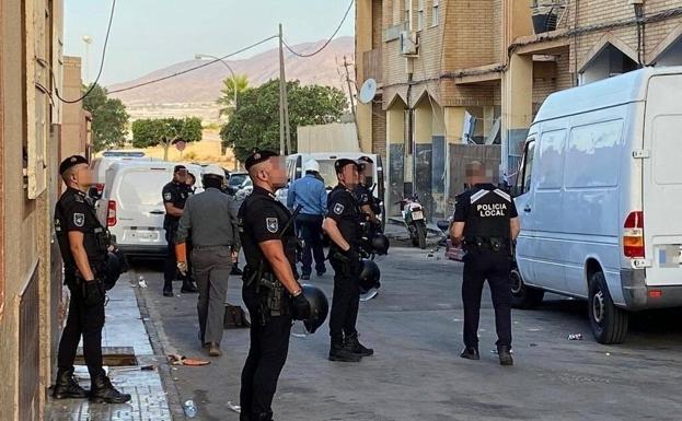 Policía Local y Nacional se unen contra los enganches ilegales en Santa María del Águila