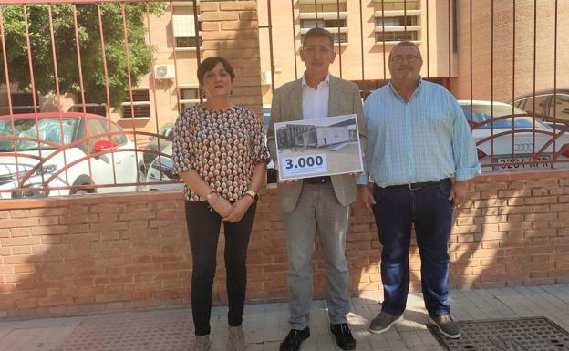 Maribel Carrión, José Luis Sánchez Teruel y Manolo García, a las puertas del IES Fuente Nueva de El Ejido. /I. A.