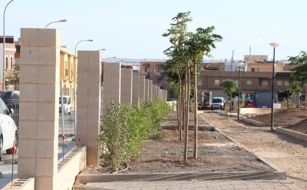 El Ayuntamiento inicia las labores de vallado del nuevo parque de Santa María del Águila