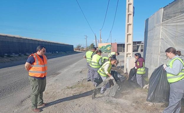 Se refuerzan los trabajos de limpieza en los márgenes de los caminos rurales del municipio