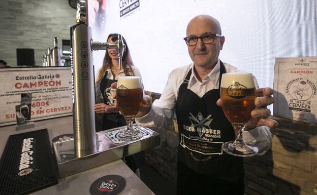 Enrique de la Blanca en pleno certamen tras alzarse como finalista de la gran BeerMaster de Estrella de Galicia./Alfredo Aguilar