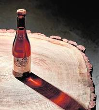 La nueva cerveza Alhambra Barrica de Ron Granadino, una vuelta a los orígenes artesanales de la cervecera granadina./Ideal