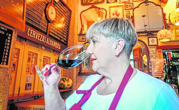 Gracia cata uno de los 130 vinos que copean en la Taberna Granados/. Ramón L. Pérez
