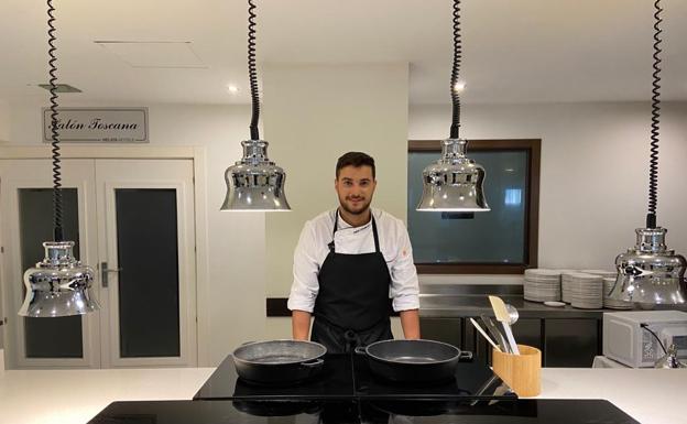Juan Carmona en las cocinas del Hotel Helios en Almuñécar./