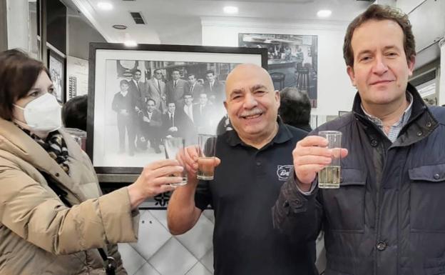 Juan Morón en el centro junto a David y Pilar Peña, propietarios del Bar Aliatar.