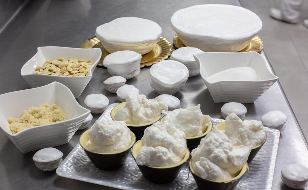 Almendras, azúcar y claras de huevo, ingredientes principales de la torta real de Motril, que pastelería Videras elabora en diferentes tamaños.