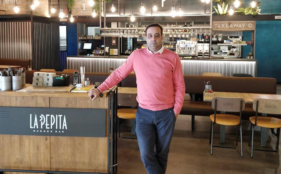 Santiago Salgueiro en uno de los establecimientos de La Pepita Burger./Ideal