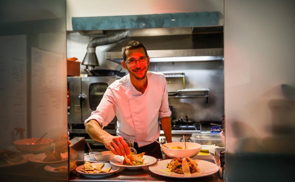 Sebastián Ramírez, jefe de cocina del Restaurante Botánico Café, con platos vegetales. 