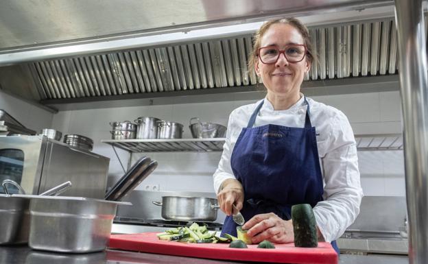 Lola Marín en la cocina de su restaurante Damasqueros, referente en Granada a la hora de quitar la carta y trabajar con menús estacionales y de temporada. 