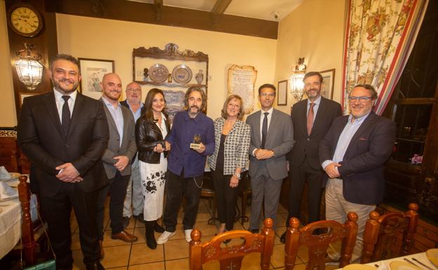 El premiado, flanqueado por la familia Oruezábal, el alcalde de Granada y representantes de IDEAL./ALFREDO AGUILAR