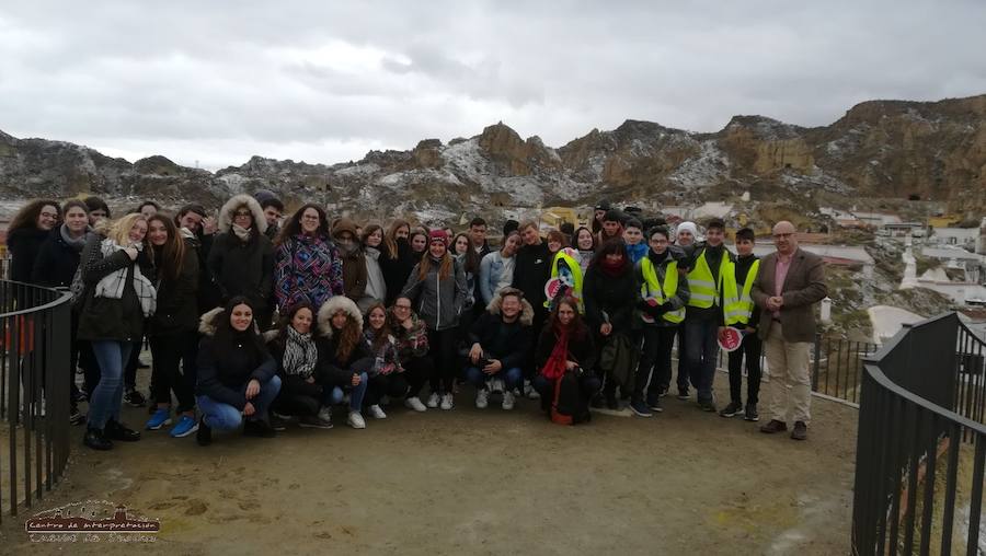 Los estudiantes han visitado el barrio de las cuevas. /IDEAL GUADIX
