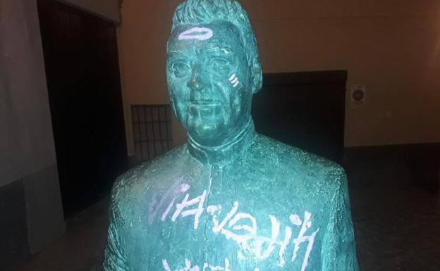 Una de las estatuas vandalizadas en Guadix. 