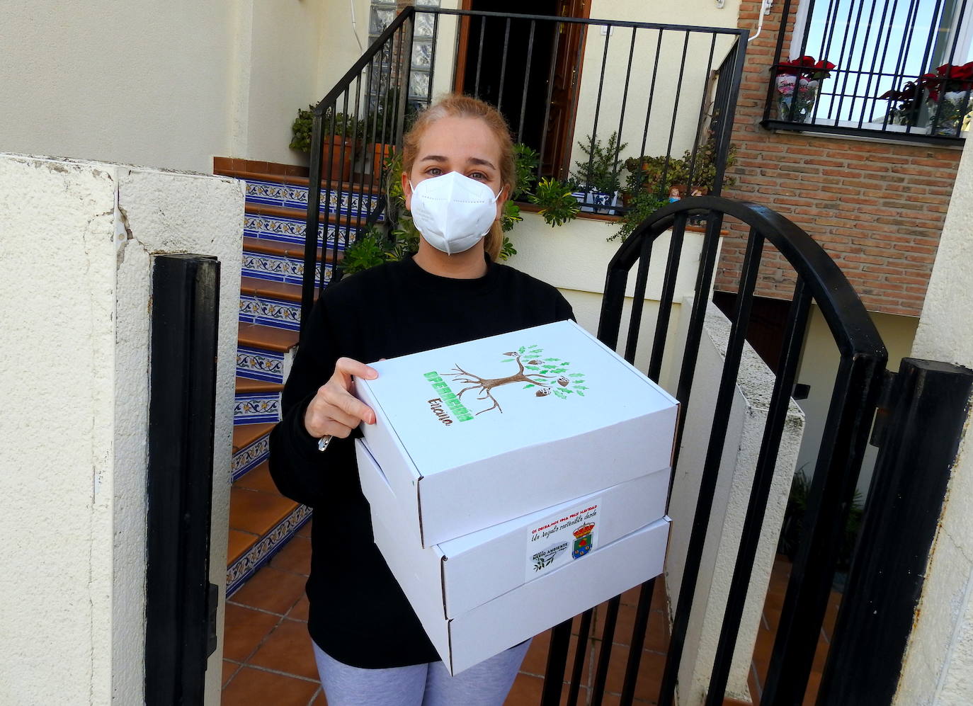 Diversos hogares de Huétor Vega reciben el 'regalo' de un futuro bosque en el municipio