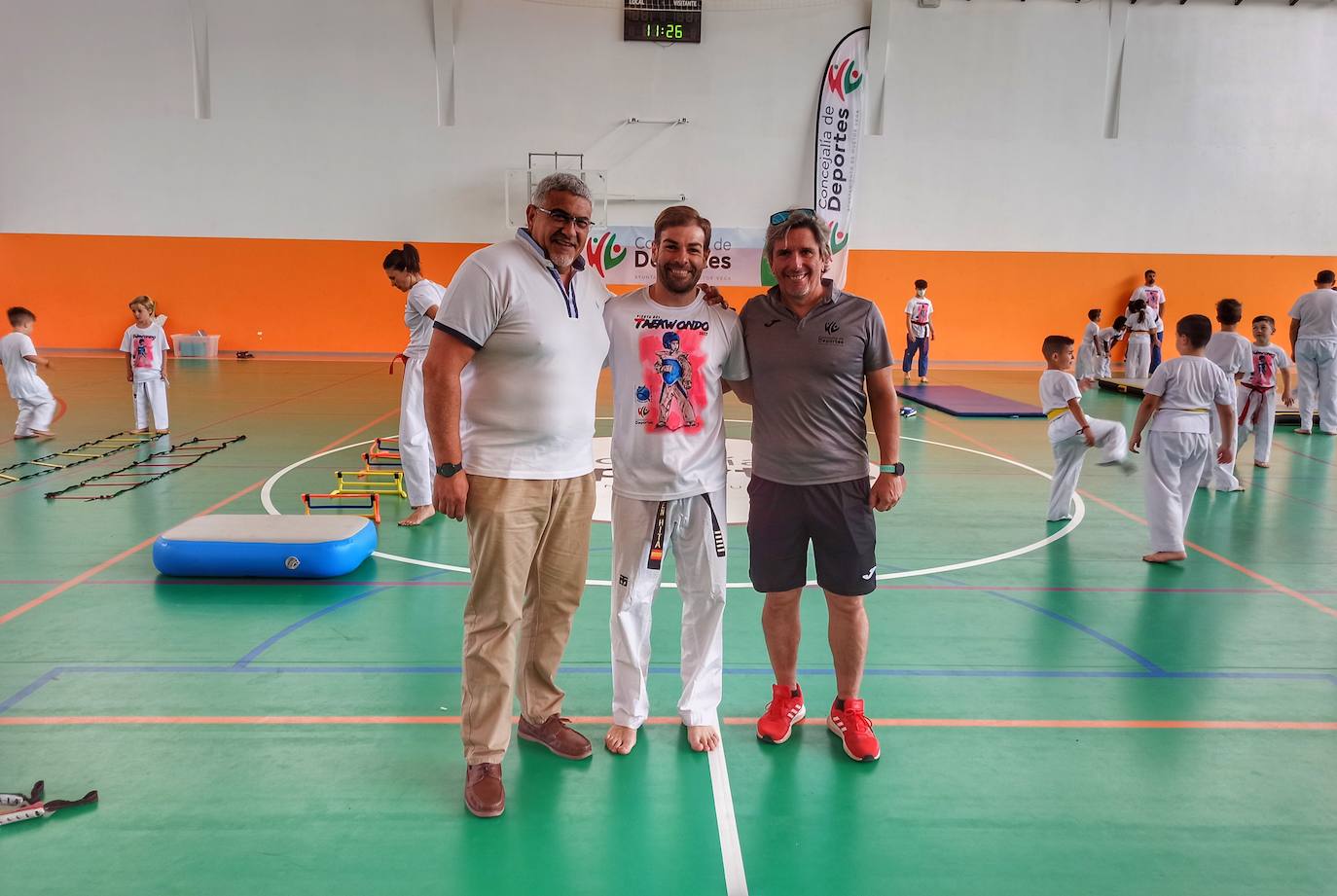 El concejal de Deportes, José Manuel Prieto, con Rubén Hita y el técnico municipal Paco Madrid.