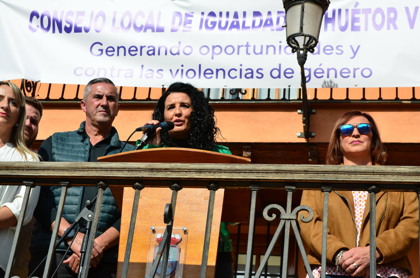 Miembros de la corporación municipal, con la alcaldesa, Elena Duque, en el centro, hoy en la puerta del Ayuntamiento de Huétor Vega.