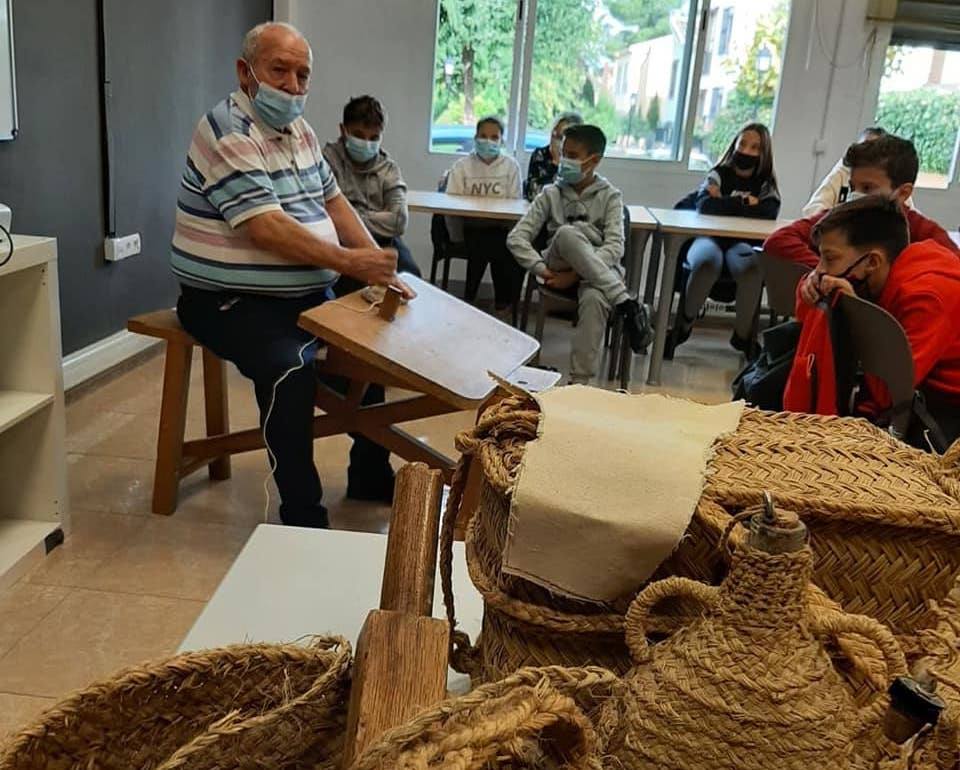 Los escolares de La Zubia aprenden a trabajar el esparto de la mano de artesanos locales