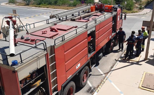 Entrega del camión a los Bomberos del Levante almeriense./IDEAL