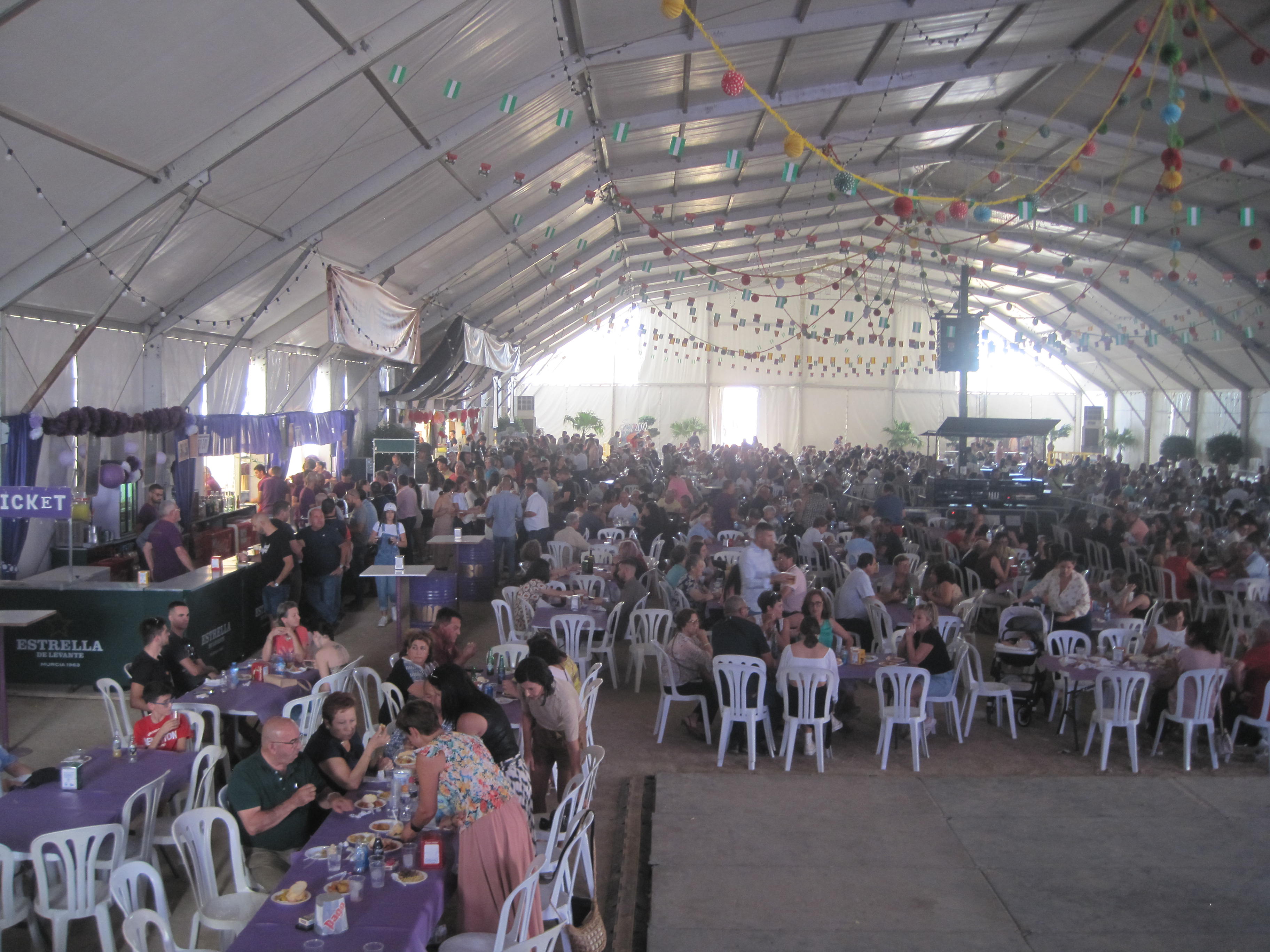 Cientos de vecinos y visitantes disfrutan de las Fiestas de Pulpí. 