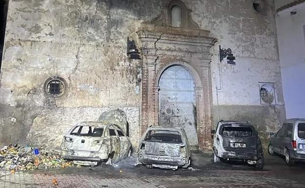 Arden varios contenedores en Cuevas y provocan graves daños en la Iglesia de San Sebastián
