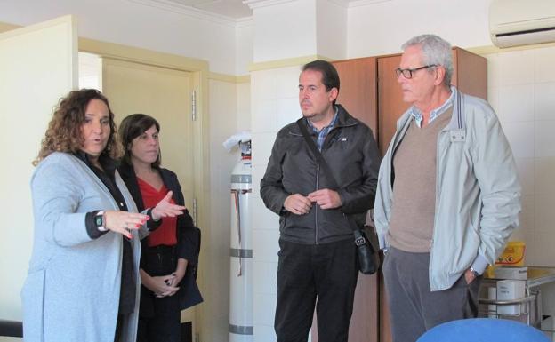 El alcalde y representantes municipales y de Salud, en una visita al centro para ultimar los detalles de la obra. /R. I.