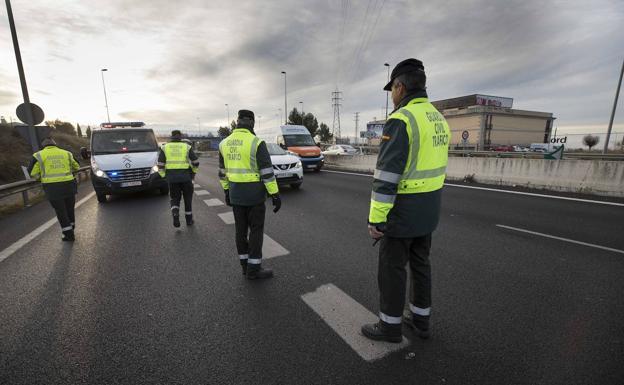 Cinco heridos, entre ellos tres menores, al colisionar un vehículo contra una mediana en Roquetas