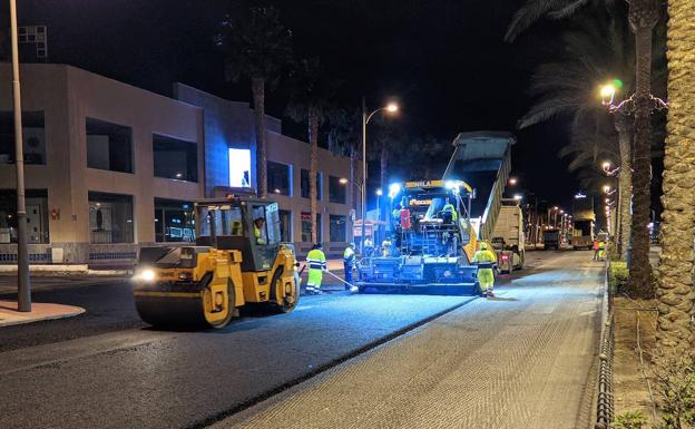 Gran parte de los trabajos de asfaltado de la carretera de Alicún se están haciendo por las noches. 