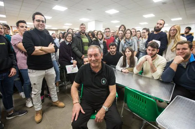 La Facultad De Farmacia No Quiere Que Luis Se Vaya De La Cafeteria Ideal