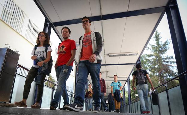 Siete de cada diez alumnos de la UGR tienen beca del Gobierno o de ... Siete de cada diez alumnos de la UGR tienen beca del Gobierno o de ...