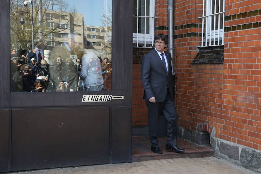 El expresidente de la Generalitat de Cataluña, Carles Puigdemont, abandona la cárcel de Neumünster en Alemania tras ser detenido en aplicación de la euroorden dictada por España./Archivo