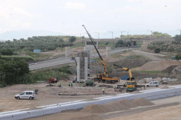 Obras para la línea de alta velocidad entre Jaén y Grañena en una imagen tomada en mayo /IDEAL