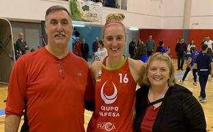 Sydnor posa con sus padres tras el partido en Alhaurín./M. S.