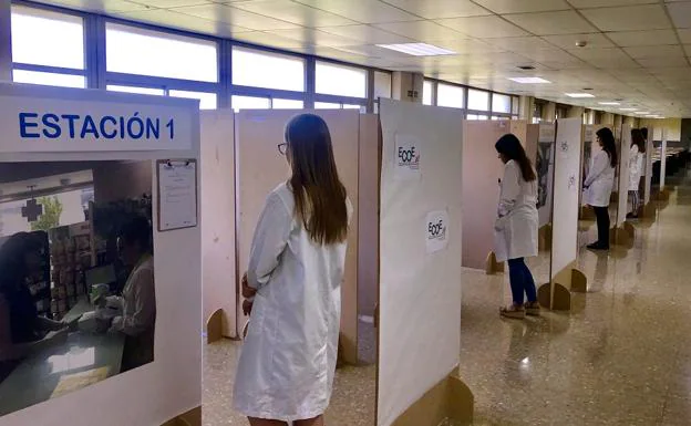 Estudiantes De Atencion Farmaceutica De La Ugr Participan En Una Prueba Ecoe De Simulacro De Asistencia Clinica Ideal