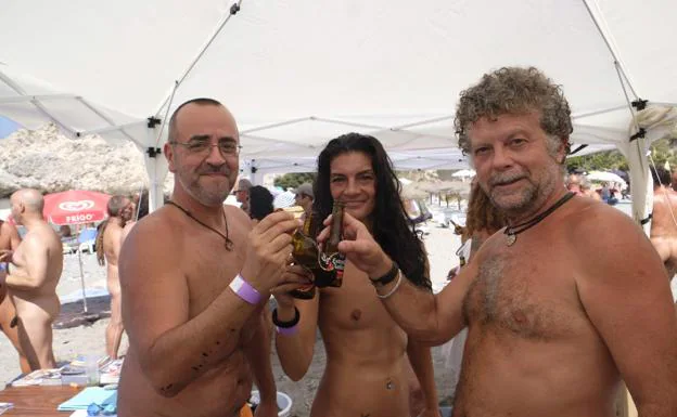 Decenas de nudistas en la playa de CantarrijÃ¡n contra Â«el tabÃºÂ» de ir sin ropa