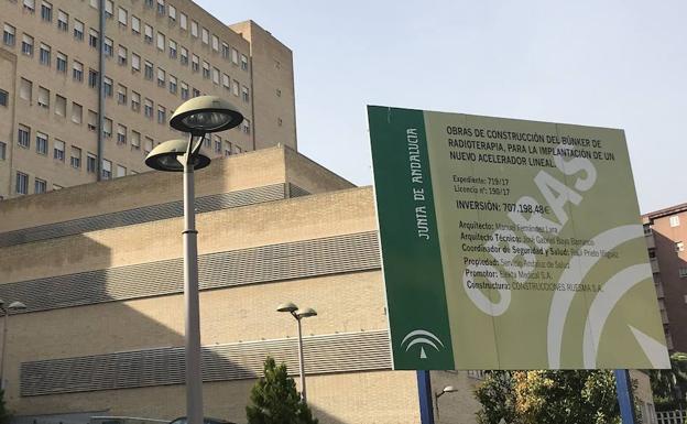 Cartel que anuncia las obras. /L. V.