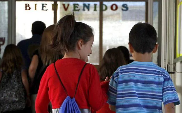 Dos niños charlan a la entrada de un colegio, en una imagen de archivo. /EFE