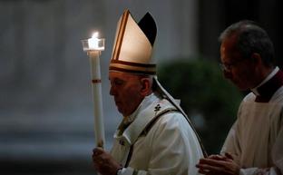El Papa, tras el rito de la bendición del fuego y del encendido del cirio pascual./Reuters