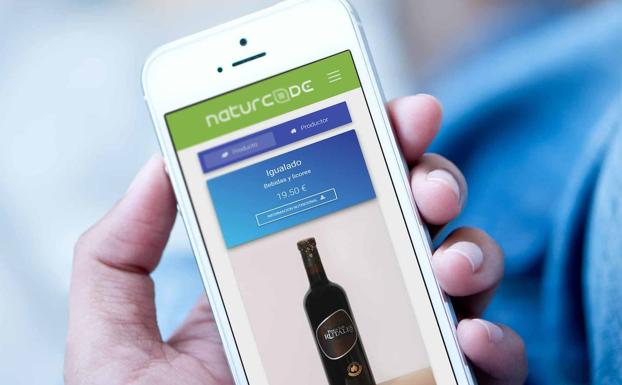 Usuario escanea un producto con la App Naturcode./