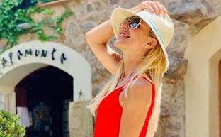 Vestido largo de corte lencero con un discreto estampado floral que eligió para pasear por Mallorca./INSTAGRAM