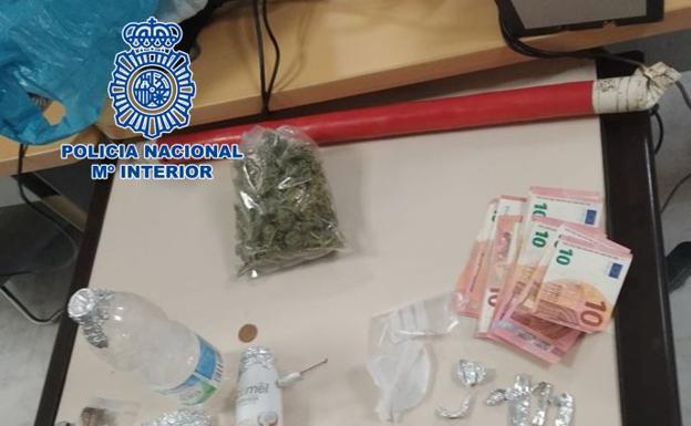 Trata De Esquivar Un Control Policial En Granada Pero Lo Pillan Con Heroina Marihuana Y Una Porra Casera En El Coche Ideal