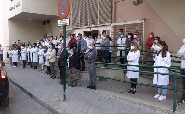 Un momento de la concentración en recuerdo de esta enfermera en el centro de salud del Zaidín que contó con la presencia del delegado de Salud, Indalecio Sánchez-Montesinos./IDEAL