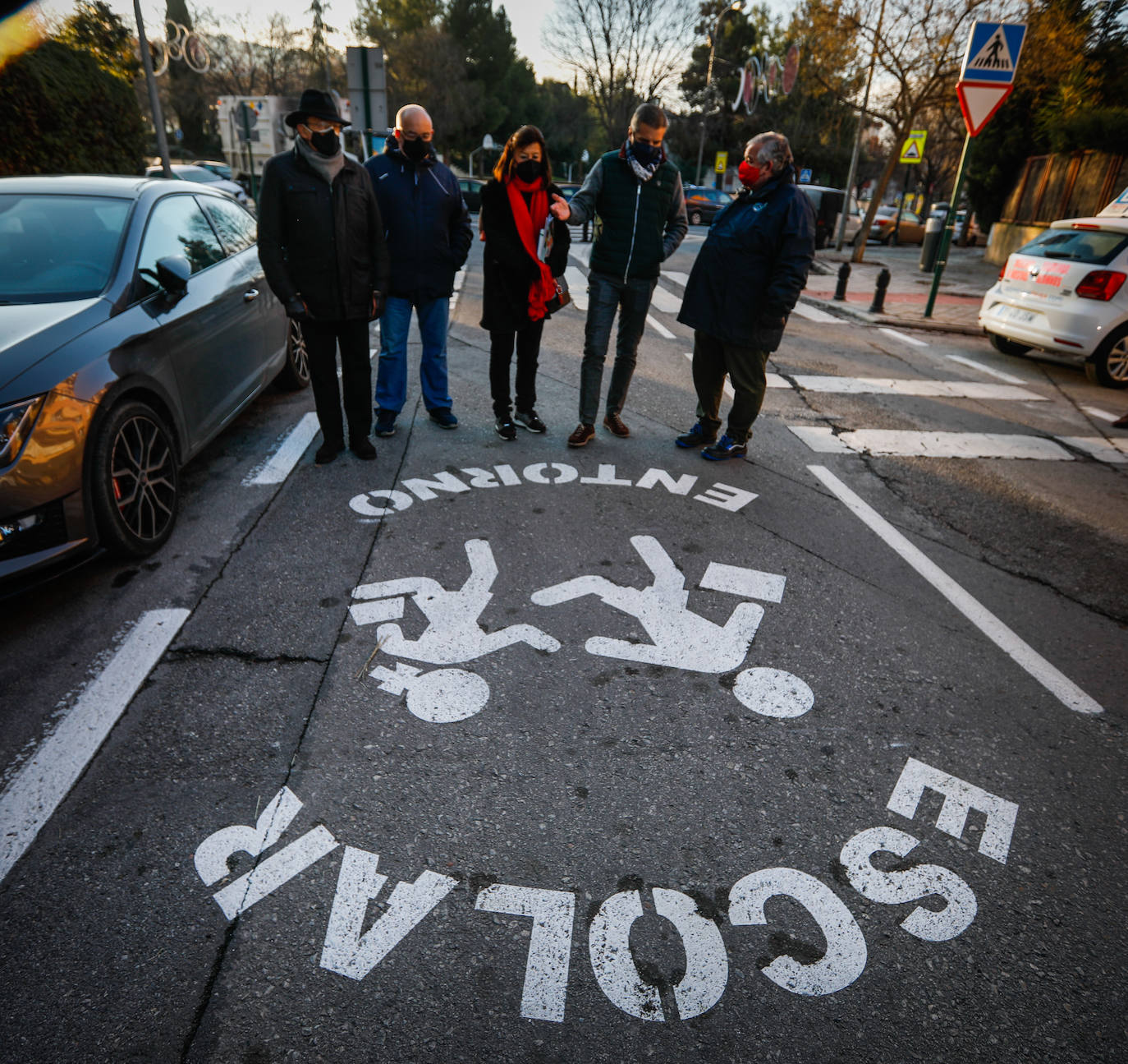 El concejal y representantes del área de Seguridad Vial y los vecinos, junto al nuevo logotipo.
